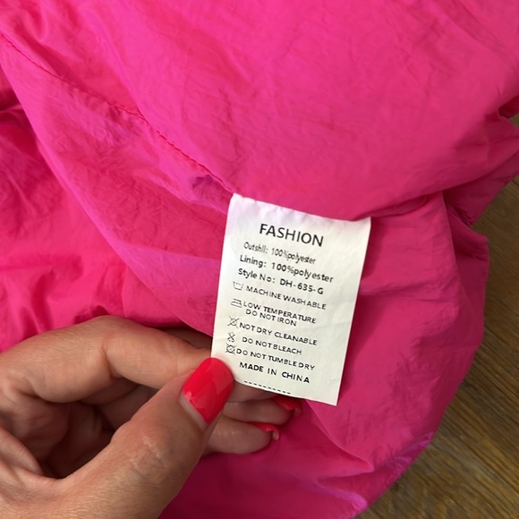 *last chance* Amazon | Women’s cropped, puffer, hot pink vest - Picture 11 of 16